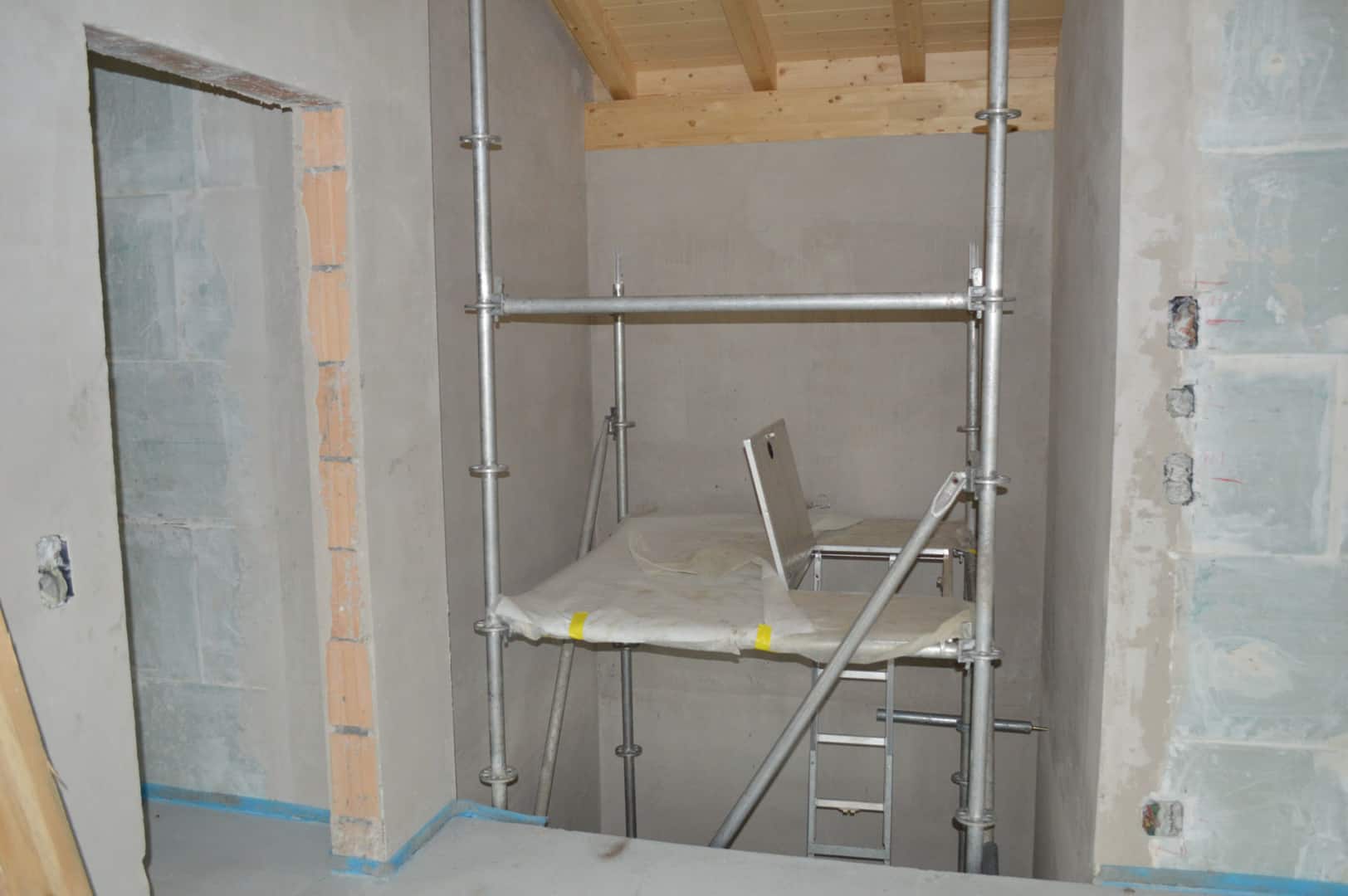Treppenhausgerüst mit integrierten Leitern (bei engen Platzverhältnissen) / EFH Papillon Leuk