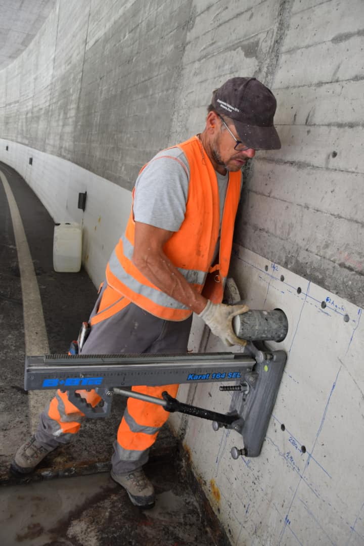Bohrkernentnahme / Galerie Zen Walken Eisten