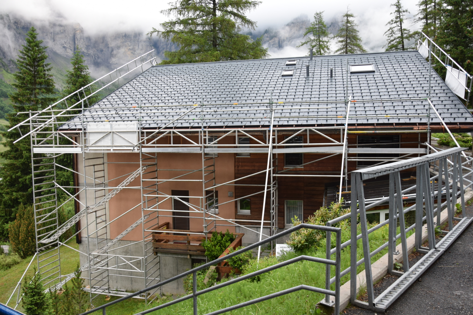 Gerüst und Giebel-Absturzsicherung / MFH Tarbey Leukerbad