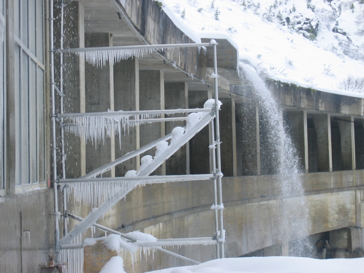 Arbeitsgerüst mit Treppenturm / Galerie Simplon im Winter
