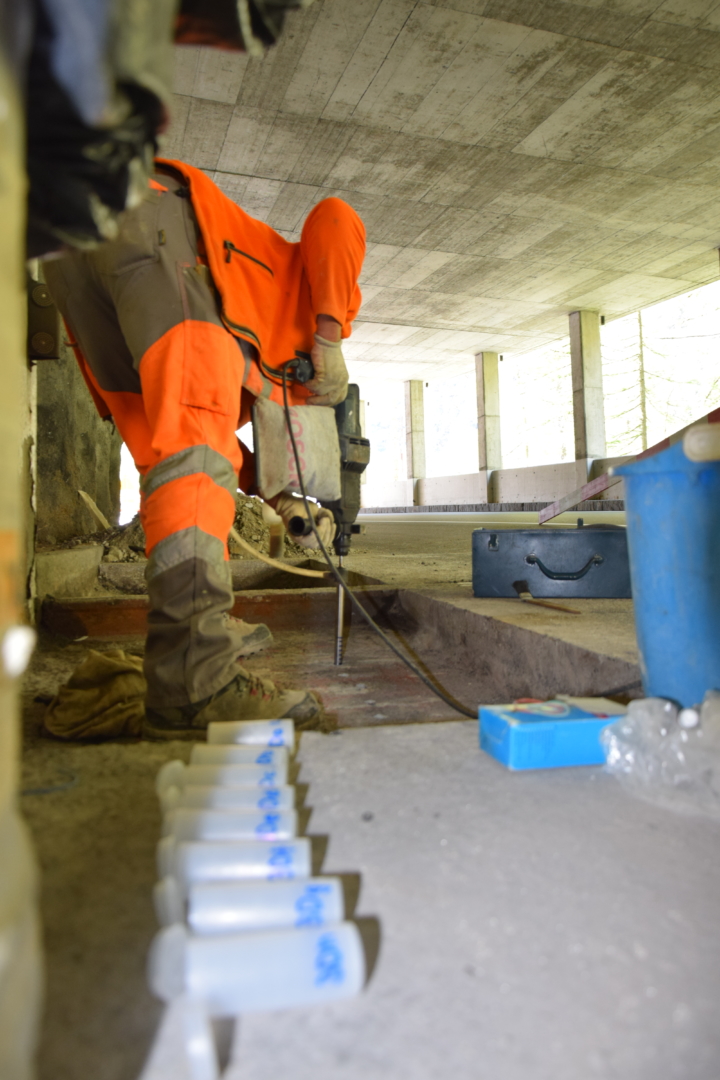 Bohrmehlentnahmen / Galerie Zen Walken Eisten