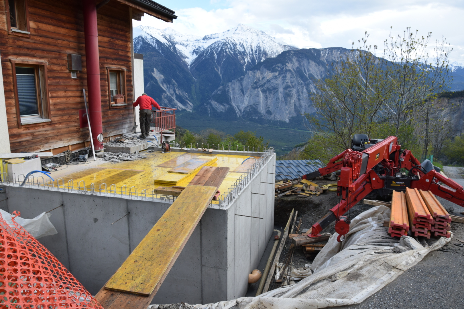 Umbau mit Raupenkran/ MFH Albinen