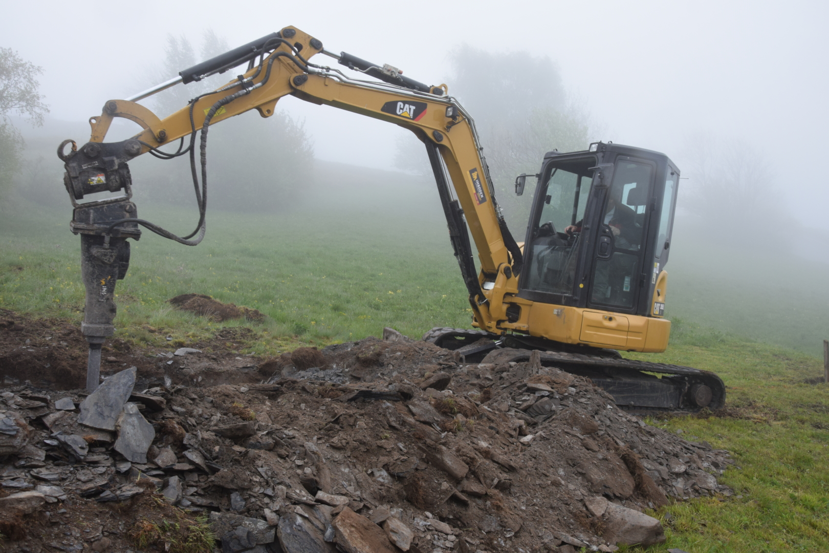 Bagger mit Spitzhammer / Kanalisation Guttet-Feschel