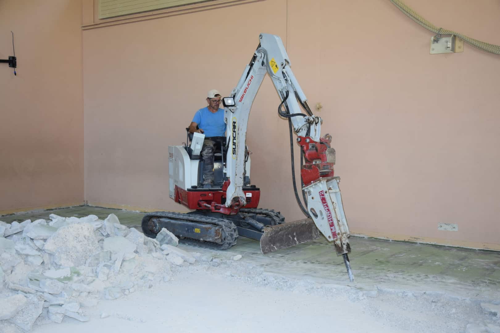 Elektrobagger / Abbruch Turnhallenboden MZA Guttet-Feschel